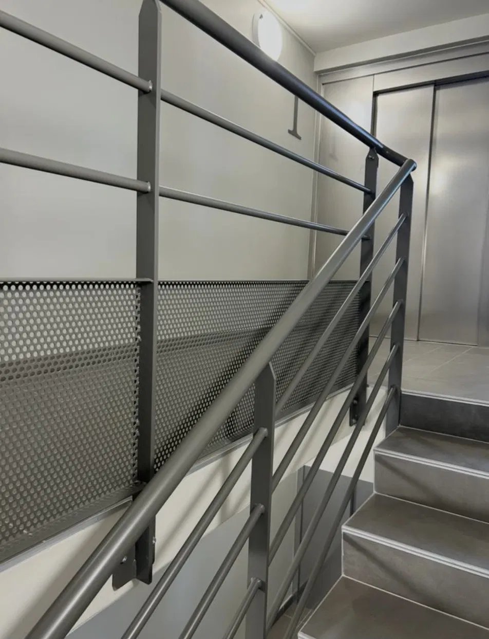 Garde-corps acier avec tôle perforée - Cage d'escalier