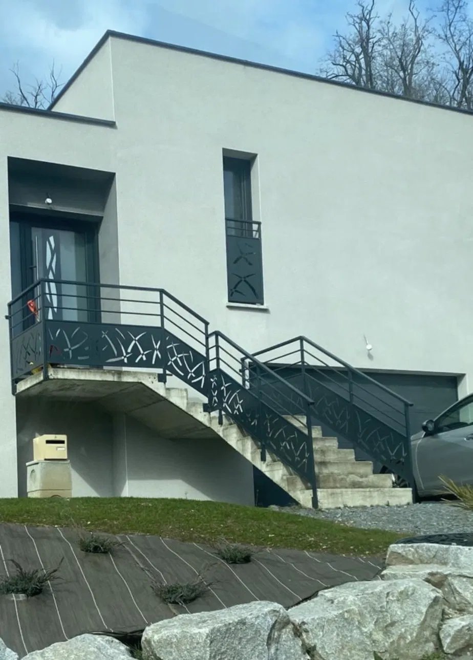 Garde-corps découpé laser et escalier extérieur - Villa contemporaine